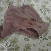 妈妈的骚内裤，想舔她的小逼逼，妈妈还偷偷玩跳蛋诶0