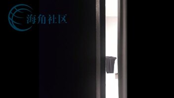 偷拍隔壁女邻居居然拍摄到这个画面, 不知道她为何突然掀裙露内裤