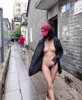 【露出专题】骚逼白天城中村公然露出，大方展示裸体0