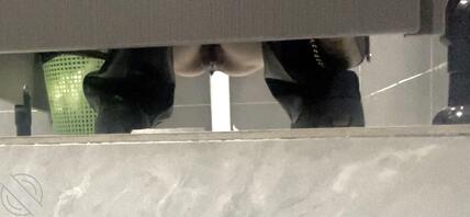 偷拍朋友上厕所 她不会想到她的逼会被所有人看到1