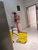 电玩城听到服务小妹说要去上厕所，跟着就去了，拍到了小穴还在流白带呢