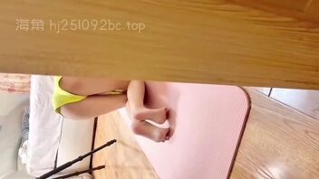 做瑜伽的女儿若隐若现的暴露勾引我实在忍不住我把女儿推倒爆操，操到喷水喷尿