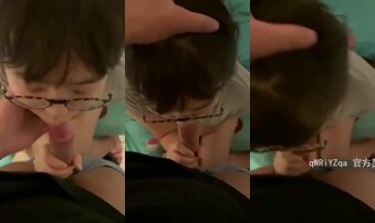 又丑又贱的母狗含住鸡巴不松口