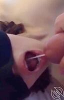 被人射了满嘴精液0