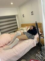 【奶气原创18】高二的女儿再次被我发现边看A片边偷用妈妈的大鸡巴自慰0
