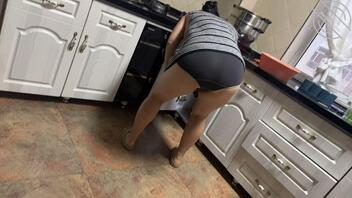 小姨做饭没关门 被我偷偷拍到了 有没有喜欢的 多多交流评价