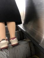 不小心摸到腿了还对视了两眼0