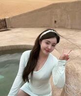 跟妈妈去新疆旅游，看到妈妈穿得太性感了，精虫上脑就把他给强奸了。1
