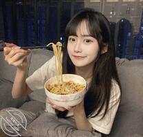 真的好想把妹妹贡献了啊，超级想找人弄她。也不知道还是不是处。