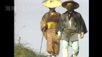 兄妹侠客走在路上，突然被两名强盗剑客抢劫后，将男侠客的妹妹给轮流侵犯了