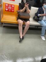 地铁少妇，小腿一劈甚是有味道0