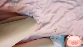 父女乱伦爸爸操20岁极品粉嫩女儿。大黑鸡巴配嫩穴最后体外射精了。