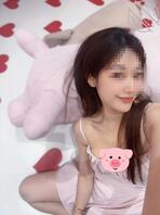 看到大鸡吧母狗终于同意露半脸，来一起操烂这个骚逼，把精液全部射进母狗逼内