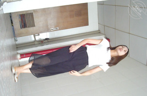 【免费福利】美女少妇上厕所露脸被拍，一边拉屎一边玩手机