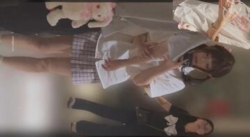 网红餐厅发现jk双马尾，果断跟上去厕拍，好刺激！好嫩！0