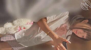 网红餐厅发现jk双马尾，果断跟上去厕拍，好刺激！好嫩！1