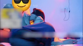 蜜桃臀表妹深夜诱惑，在被窝里露出翘起的肥臀看的我鸡吧邦邦硬直接插进