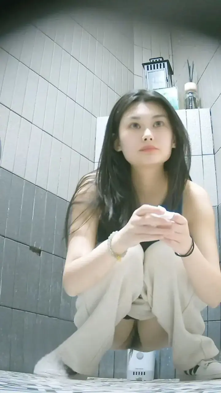 商场偷拍隐秘双镜头捕捉多位气质美女如厕瞬间 私密花园高清细节一览无余