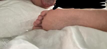 火车卧铺舔脚偷拍裸足女大露脸0