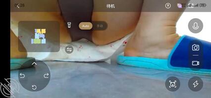 用扫地机器人偷拍妈妈的骚逼，太黑了，一看就是经常出去偷吃，太想艹我妈妈了