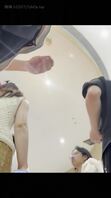 抄底高挑气质长裙美少妇的紫色窄内让肥逼更加韵味饱满