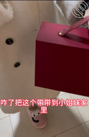 老婆让我给她闺蜜送礼物，闺蜜老公出去钓鱼，自己老婆在家被我操的嗷嗷叫1