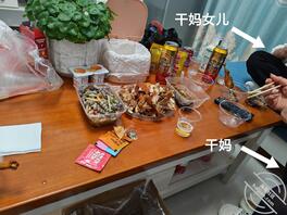 (真实原创)：去找干妈玩了，并在她家里操她，她老公和女儿都在店里0