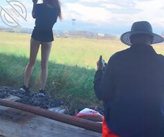 就喜欢把逼露出来---当着大爷的面玩露出，背后更是一丝不挂