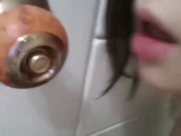 漂亮小姐姐连门把手都不放过