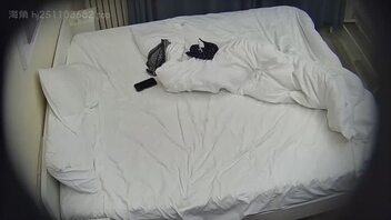 偷拍情侣宾馆爱爱。