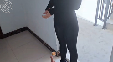 连体丝袜性感老婆楼道发情,直接用邻居的门自慰,被朋友干到高潮内射1