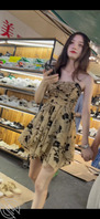 （极品美女偷拍视频）吊带裙超美美女和废物男友晚上逛街，狠狠偷拍骚B裙底0