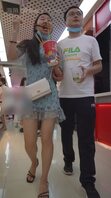 【蓝裙骚女不穿内裤黑森林！】