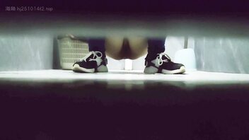 厕所偷拍女同事小莉姐女厕尿尿（持续更新）