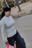 偶遇巨乳少妇，奶子特别大