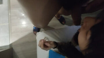 刚洗完澡就含住我的肉棒 爽死