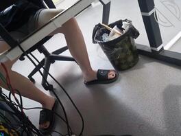 同学没足，太刺激了真想射她脚上
