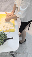 妈妈一边包饺子一边坐在我的鸡巴上扭动身体(视频贴)有互动有字幕！2