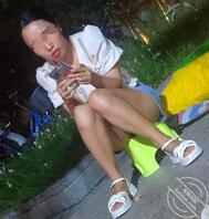 约小区少妇一起去溜娃0