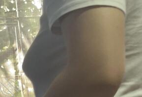 小姨子这个骚逼没穿内衣在客厅走来走去0