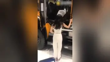 北京车展被富二代塞跳蛋大胆调教视频外泄！她粉嫩小穴里塞着粉色跳蛋，富二代手机一按启动键，嗡嗡声直冲脑门1