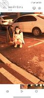 美女蹲着漏白色内裤，被拍了也不在意1