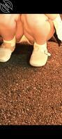 美女蹲着漏白色内裤，被拍了也不在意