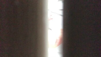 偷拍到姐姐洗澡擦身体