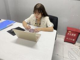 深夜舅妈公司露出（这么大的人了还光屁股到处跑）
