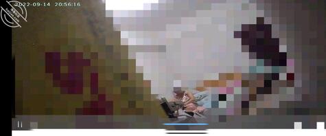 眼睁睁的看着她换上衣服，喷上香水上了陌生人的车，我该怎么办？