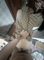 骚逼一边给老公打电话一边对着镜子挨操 看着的骚逼 高潮迭起 大喊“干我”0