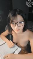 干净的眼镜妹在复习考试