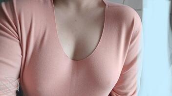 天冷衣服增厚，里面真空没内衣胸部走路一颠一颠的0