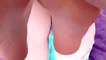 变态亲哥强奸亲妹，嫩逼被射满精液